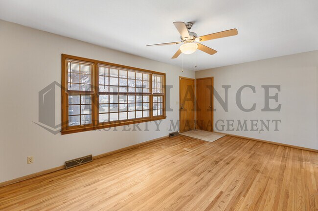 Building Photo - 935 N Valleyview St