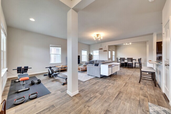 Building Photo - 3422 Couch Dr