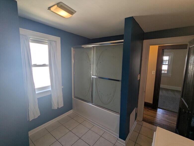 upstairs bathroom - 2401 Natchez Ave