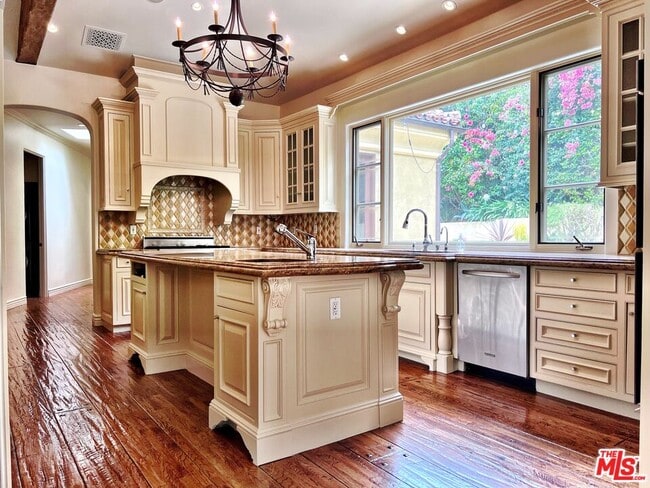 Building Photo - 9530 Hidden Valley Rd