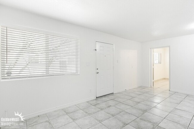 Building Photo - Single Level Spacious 2Bdm 1Ba Apartment i...