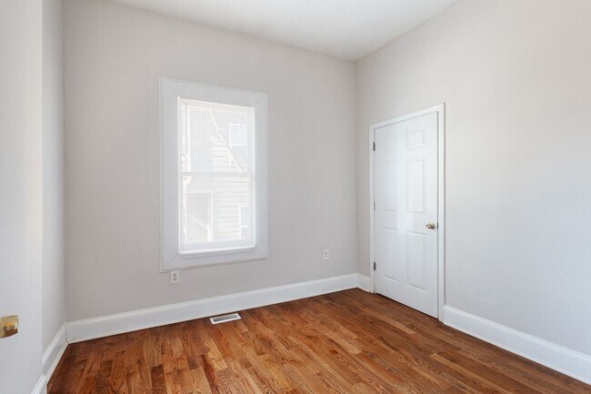 Building Photo - Spacious 3bd/2ba Bungelow w/ Rear Deck and Large Backyard!