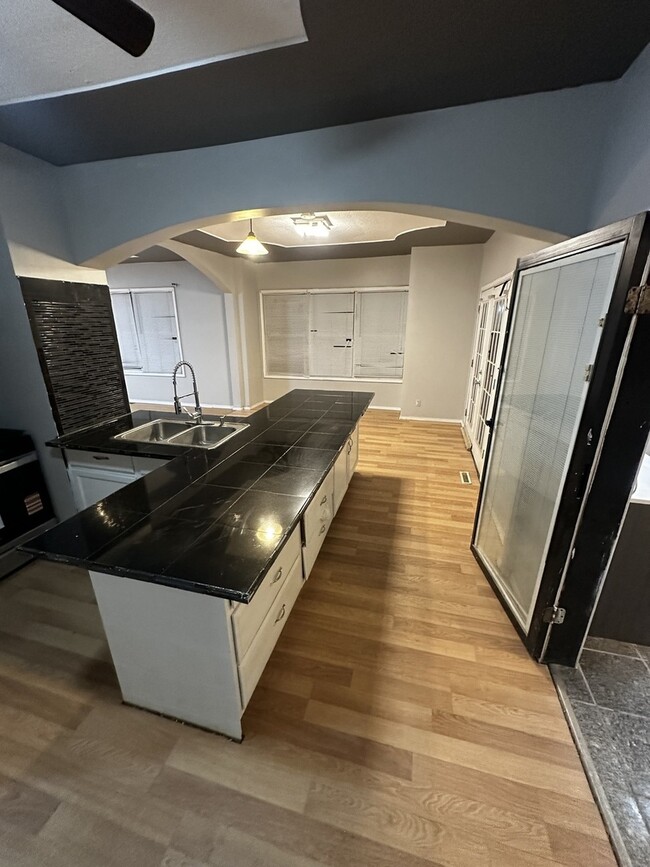 Building Photo - 435 S Poplar Ave