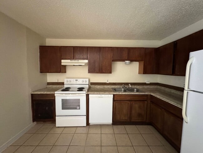 Building Photo - 2010 Cedarhill Dr