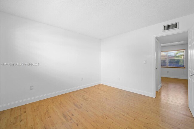 Building Photo - 415 NE 2nd St