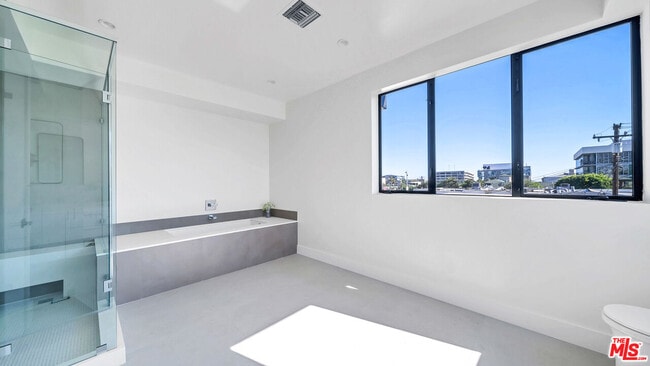 Building Photo - 1123 N Formosa Ave