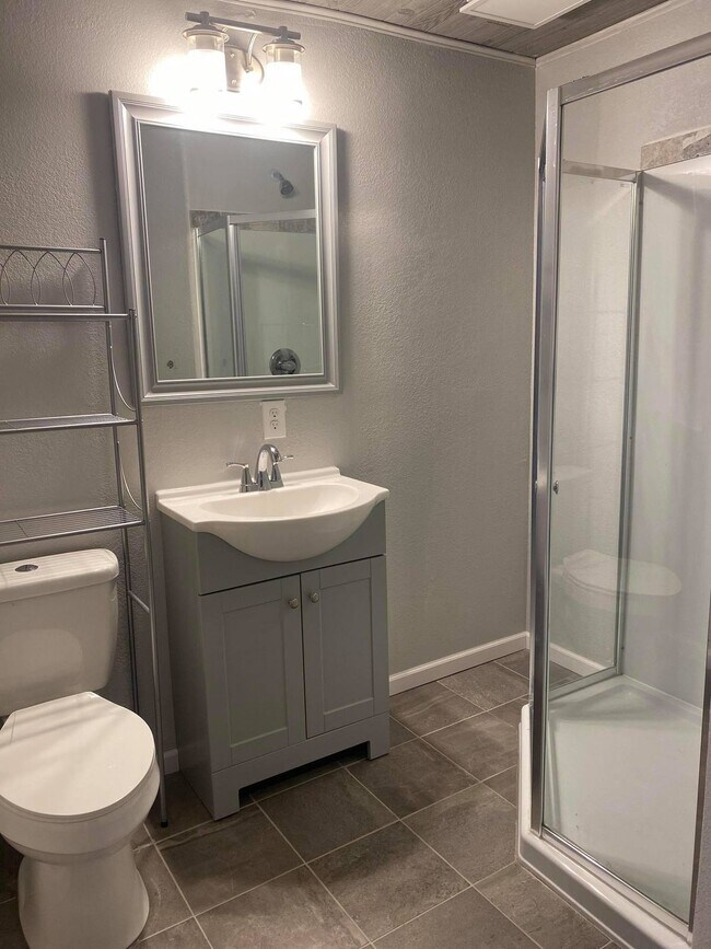 Building Photo - 4 bedroom - Dewhirst
