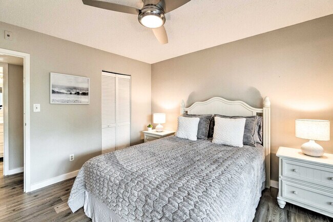 Building Photo - 1037 W Peppertree Dr