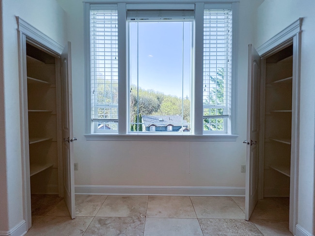 Building Photo - Bright & Beautiful Forest Heights Home with Gourmet Kitchen, Bonus Space & Private Cul-de-Sac Set...