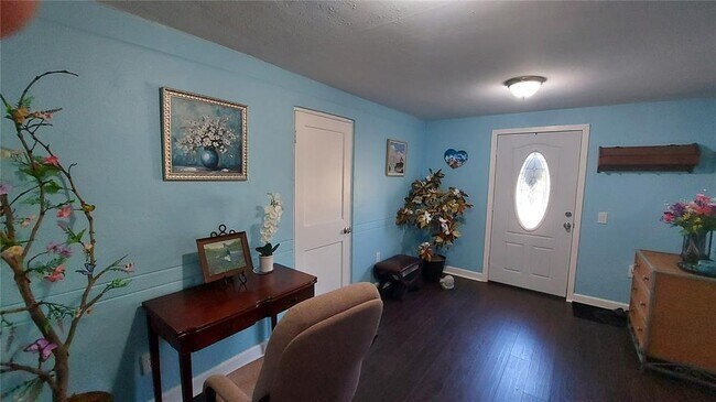 Building Photo - 110 N Crest Ave