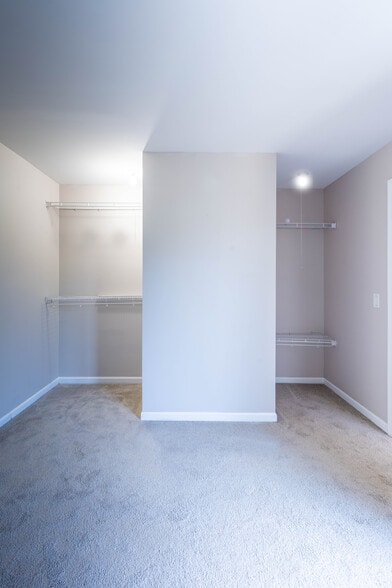 Building Photo - 5950 Oakwood Dr