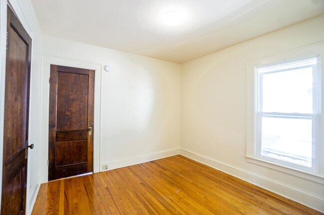 Building Photo - AVAILABLE 8/1/26 - Spacious First Floor Ap...