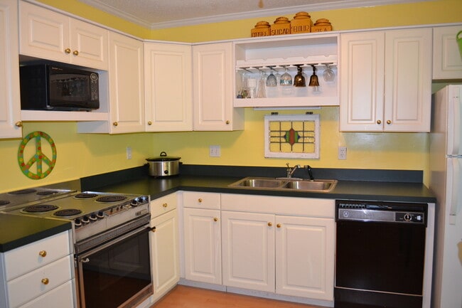 Building Photo - Spacious 2 Bedroom Townhome Near Downtown ...