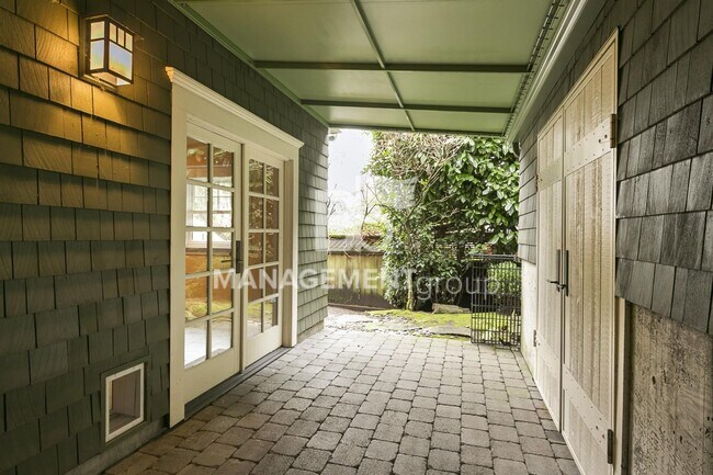 Building Photo - Stunning Historic Bungalow Just Minutes From City Center!