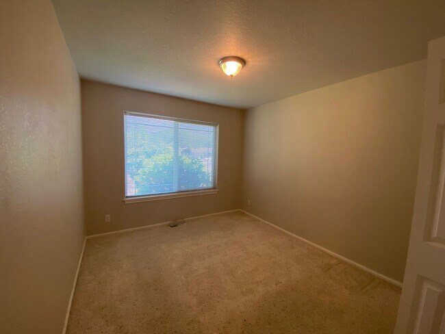 Building Photo - Great 3 Bedroom 2 Bath House!