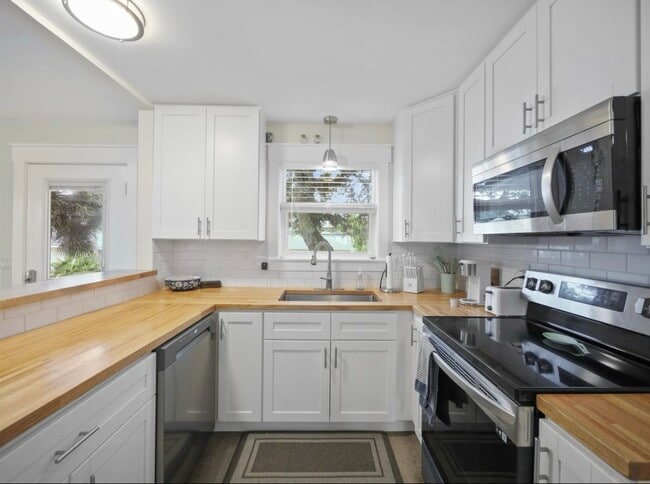 Building Photo - 208 A St