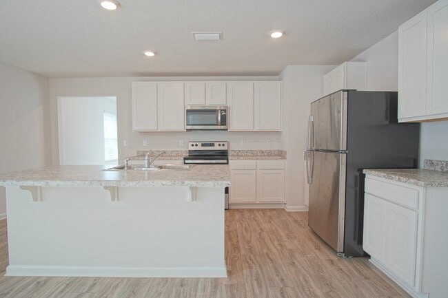 Building Photo - Modern 3BD/2BA in Ashland Manor – Open Lay...