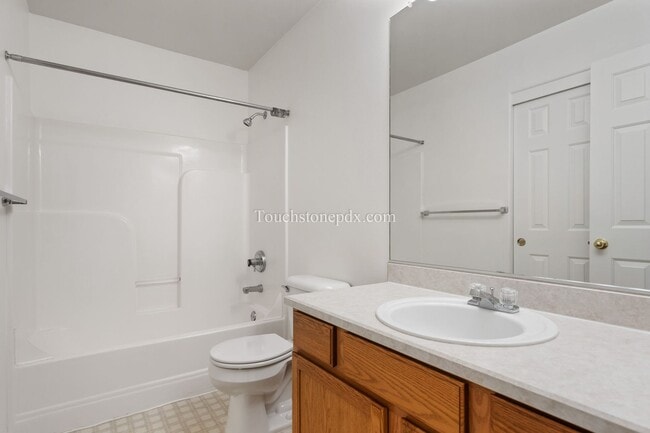 Building Photo - Newly Updated 2 Bed/2 Bath Home in Private...