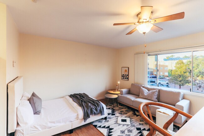 Building Photo - Newly renovated apartment at Oakbrook! 2 M...