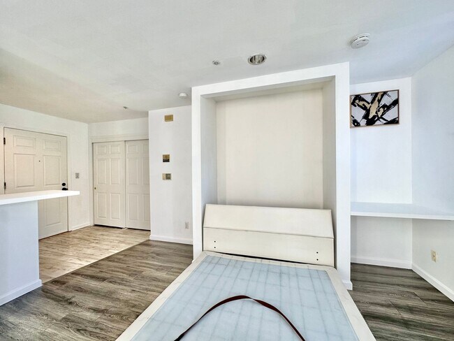 Building Photo - Epic REA: Bright Top Floor Corner Studio w...