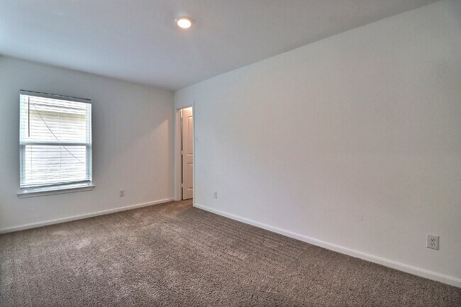 Building Photo - "Charming 4-Bedroom Oasis with 2 Full Baths in Von Ormy – Spacious 1794 sq ft Gem!"