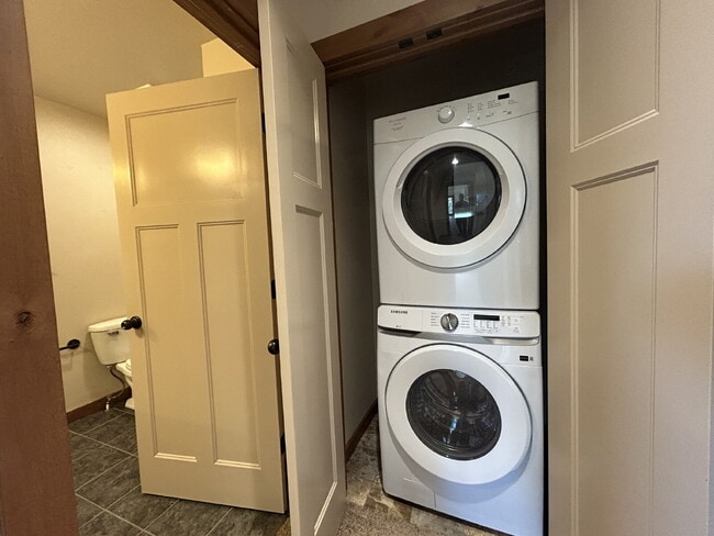 Building Photo - Upgraded 2 Bed, 1.5 Bath Townhouse with St...