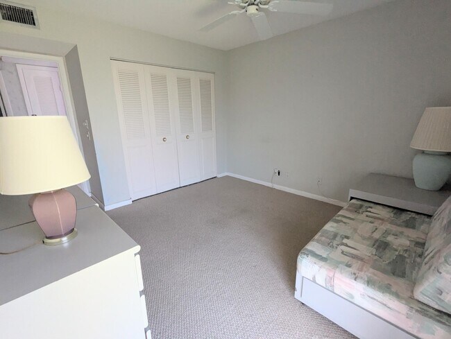 Building Photo - 2 Golfs Edge