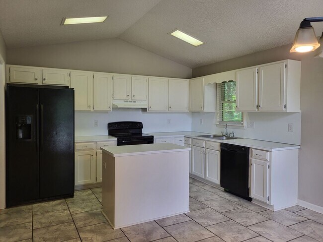 Building Photo - 3 bedroom home in Denver