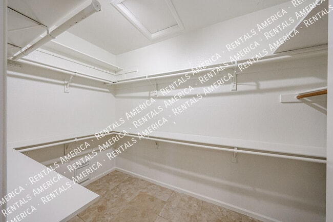 Building Photo - 4150 W Kent Dr