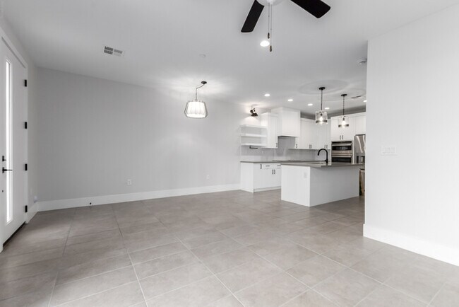 Building Photo - 164 E Lexington Ave