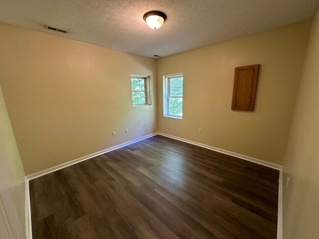 Building Photo - Spacious 2 bedroom 1 bath basement level apartment