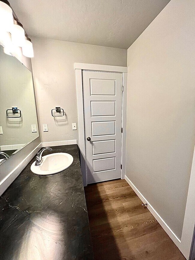 Building Photo - 4 Bedroom 2 bath 3 Car Garage Single Level Meridian.