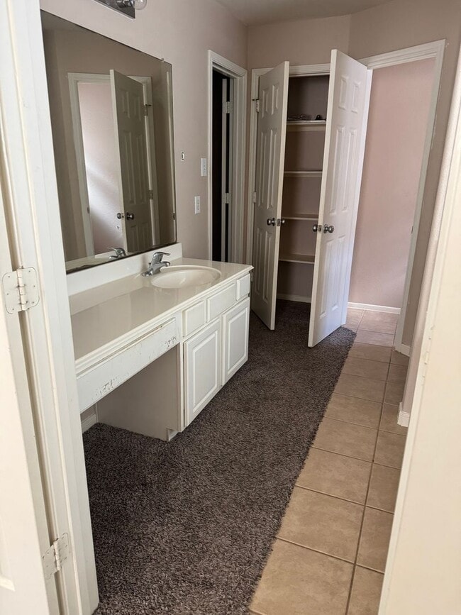 Building Photo - Charming 5BR Townhome in Houston