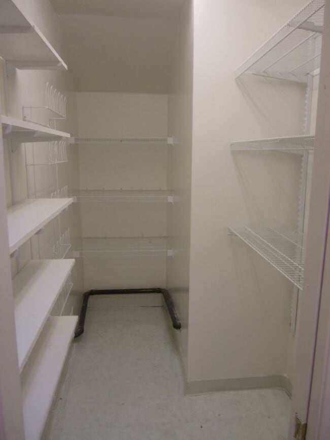 Building Photo - SPACIOUS 3BED, 2 BATH IN EXCELLENT SANTA C...