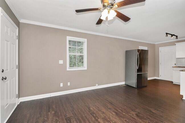Building Photo - Adorable Modern 2 Bedroom Duplex!