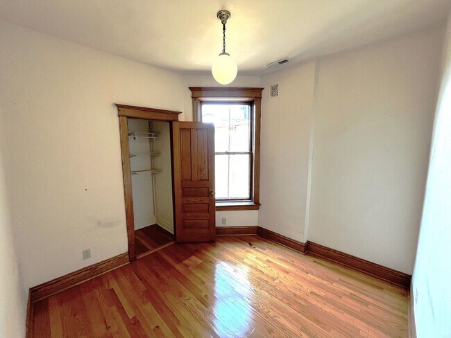 Building Photo - 1417 W Belle Plaine Ave