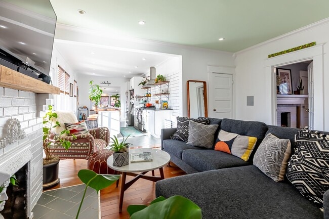 Building Photo - Rare historic East Nashville bungalow for rent; 4 Beds 3 Baths, 1,806 SqFt, fenced yard