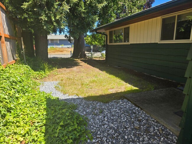 Building Photo - Spacious North Tacoma Rambler