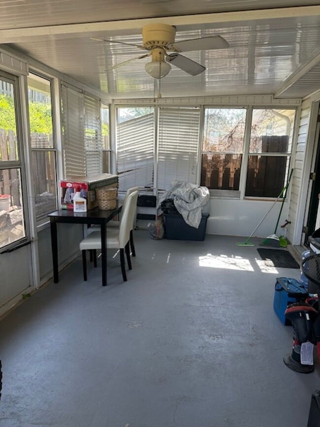 Building Photo - Beautiful 2 BR, 2 BA end-unit townhome in ...