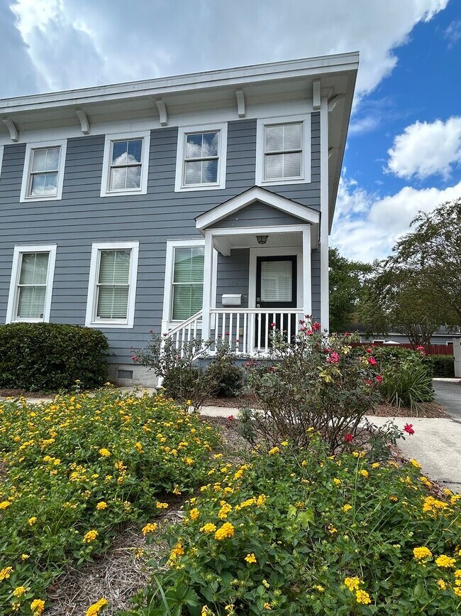 Building Photo - Charming 3 Bedroom/2 Bathroom with off street parking in Downtown Savannah, GA