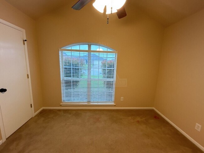 Building Photo - 2505 Southwood Dr