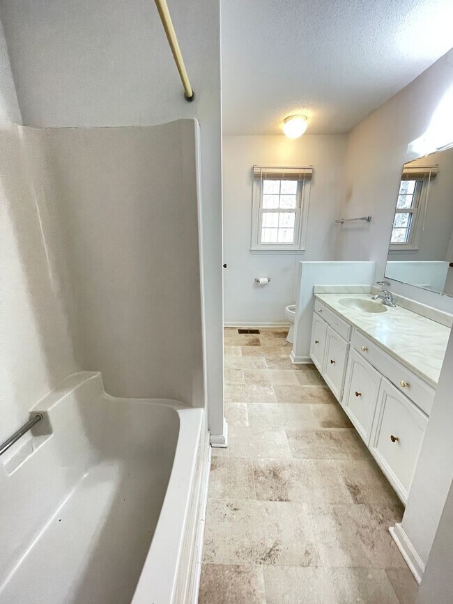 Building Photo - Lovely 3br 2ba home in quiet Chapel Hill neighborhood, walking distance to McDougle Elementary!