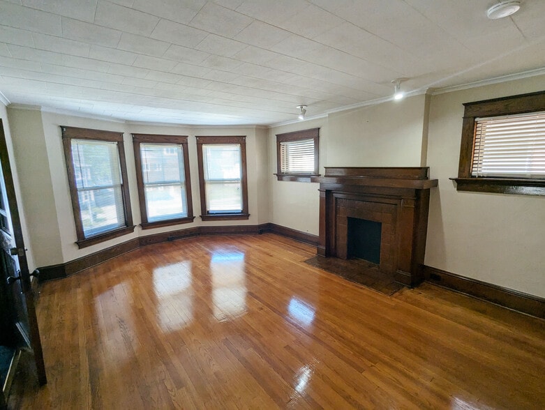 Building Photo - 353 W 10th St