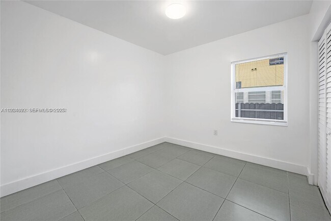 Building Photo - 911 Sharar Ave