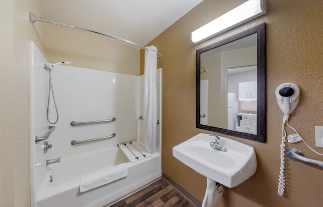 Building Photo - Furnished Studio-Orange County - Huntingto...