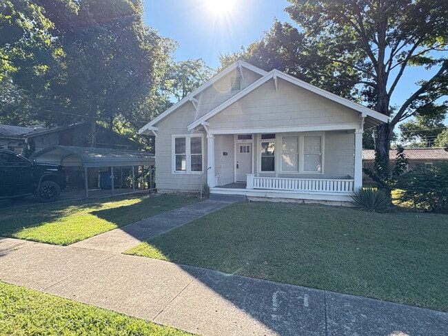 Primary Photo - "Charming 4-Bedroom Retreat with 2 Full Ba...