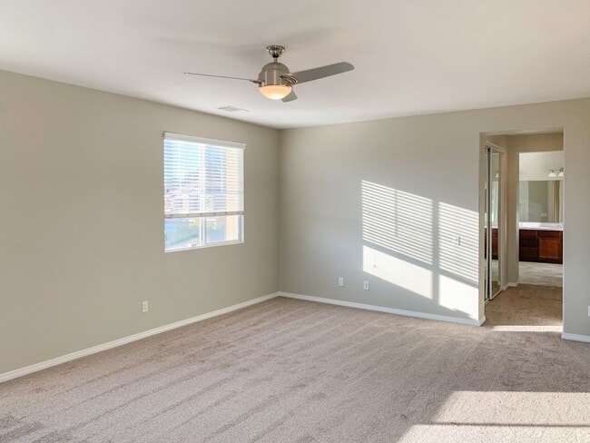 Building Photo - Large 5-Bedroom Home in the Heart of Lake ...