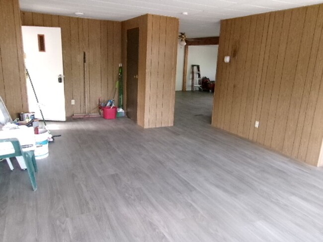 Building Photo - Large 1700 SF 3 bed 2 bath home