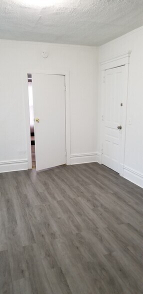Living Rm - 1125 S Westnedge Ave