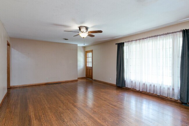 Building Photo - #6 Bedroom House with Awesome Yard Plus Ga...